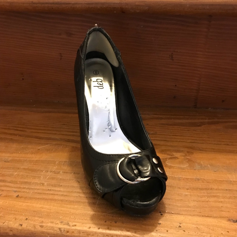 ISO Deb black heels size 6 or 6.5